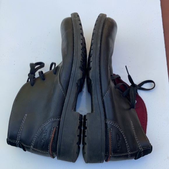 Clarks Chukka boots in black. - Picture 5 of 7